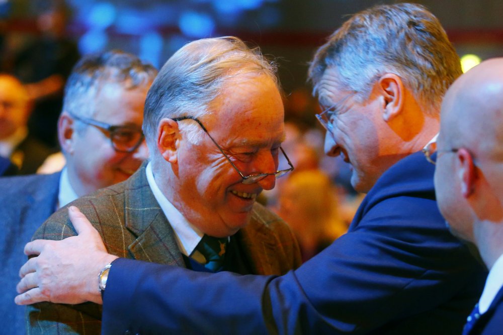 Efter to afstemningsrunder uden resultat trak to kandidater sig. Sådan blev Alexander Gauland ny partiformand.