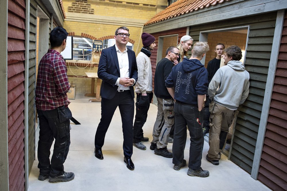 Beskæftigelsesminister bebuder ny strategi for rekruttering. Vil lette adgang til det danske arbejdsmarked.