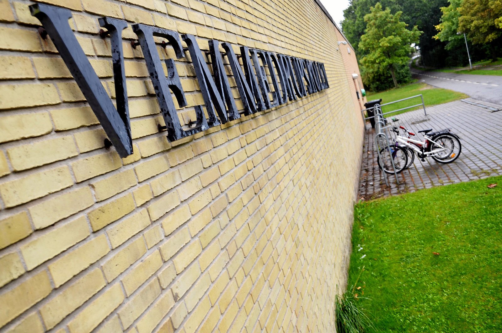 Børnene på Vemmedrupskolen skulle have haft ny legeplads til sommer, men nu har kommunen inddraget skolens opsparede midler til projektet.