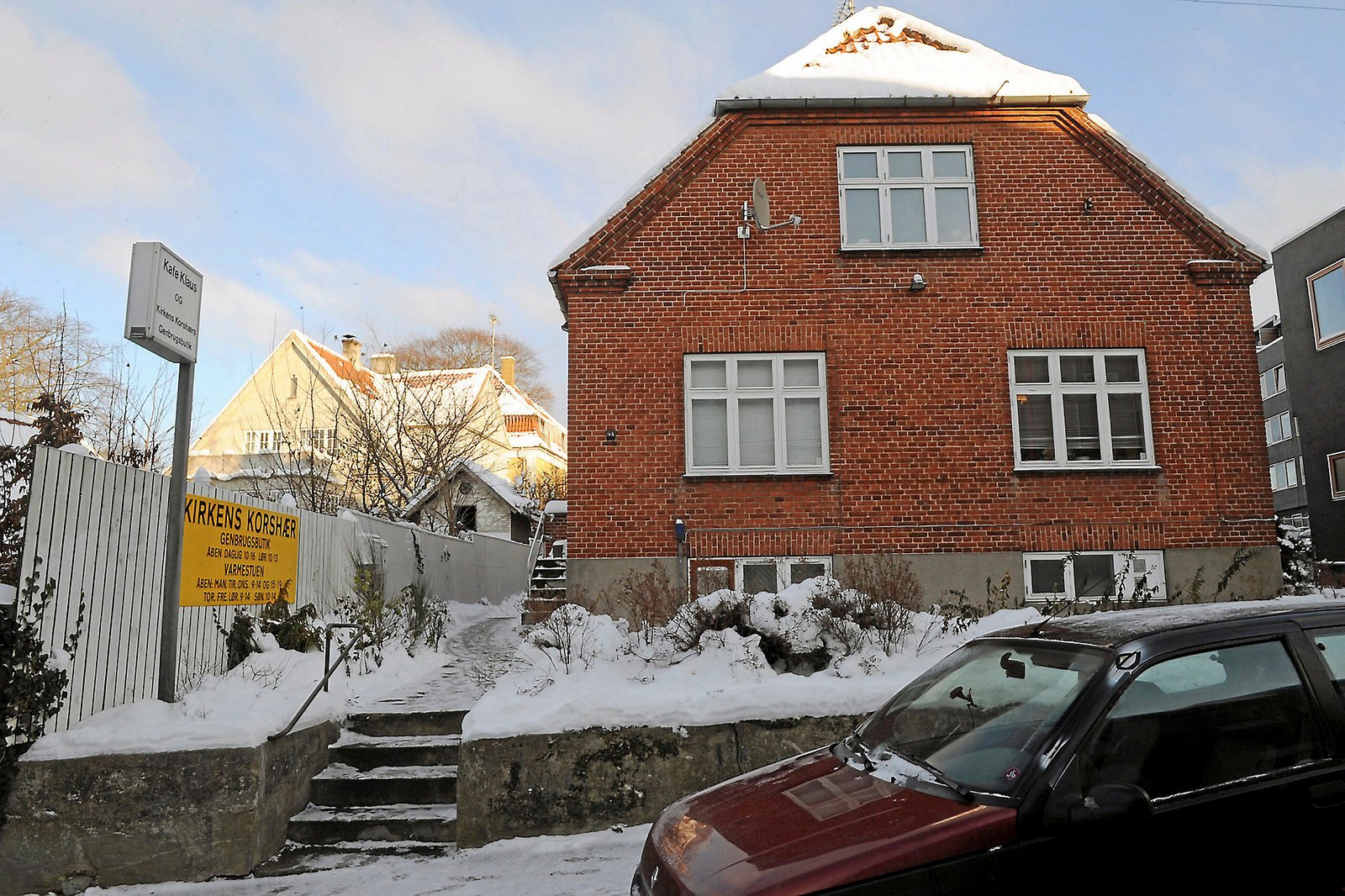 Kirkens Korshærs varmestue udleverer soveposer og tørt tøj til hjemløse i kulden.