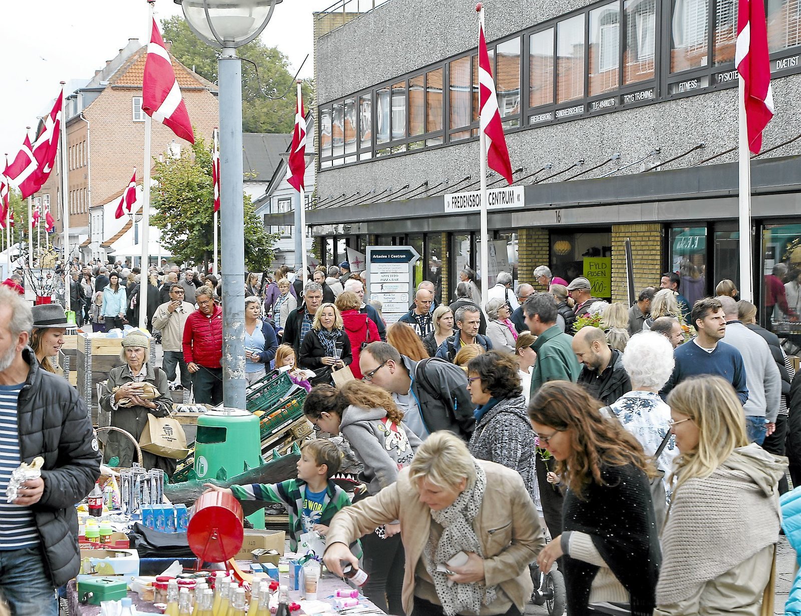 Slotsmarkedet i Jernbanegade i Fredensborg er et af de initiativer, som blev skabt med kommunal støtte - til styrkelse af en bymidte. Nu skal bymidterne styrkes på tværs.