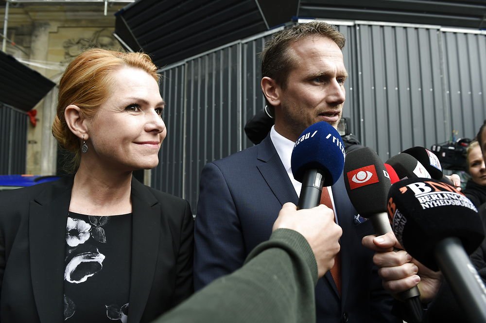 Både Kristian Jensen og Inger Støjberg skal mandag stå på mål for Danmarks omstridte smykkelov.