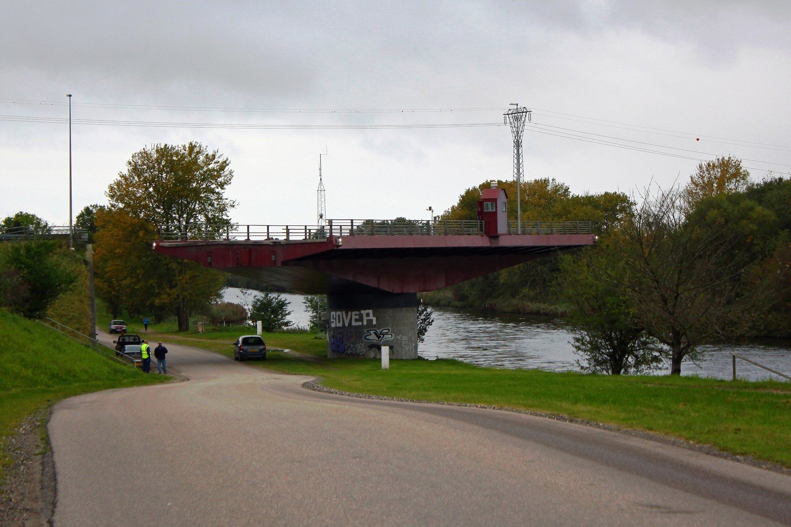 Svingbroen i Næstved er søndag eftermiddag ramt af tekniske problemer, så broen ikke kan lukke.