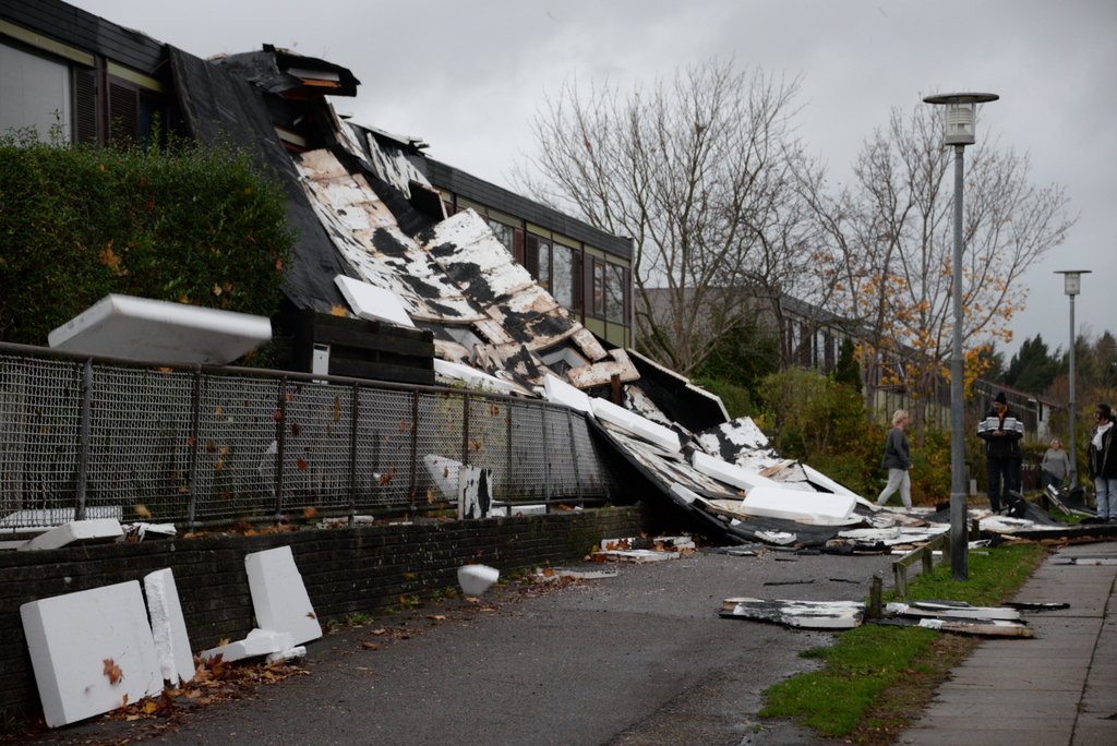 DMI ophæver stormvarslet for hele landet undtagen Bornholm. Politiet ophæver også advarsel om at gå udendørs.