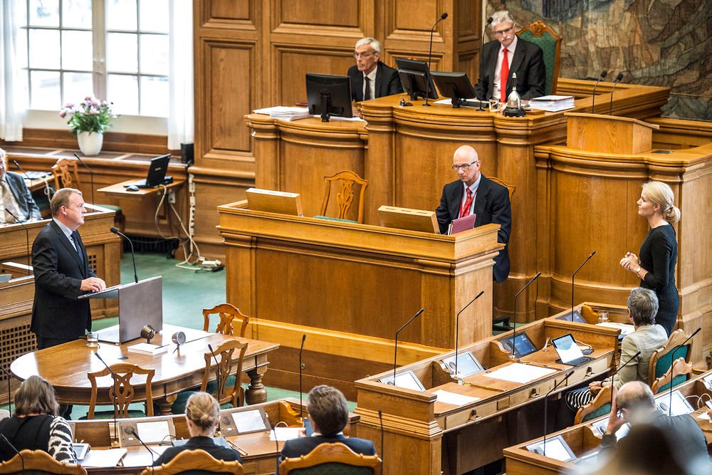 Folketingspolitikere og ministre kan se frem til at få 15 procent mere i løn, skriver Politiken.