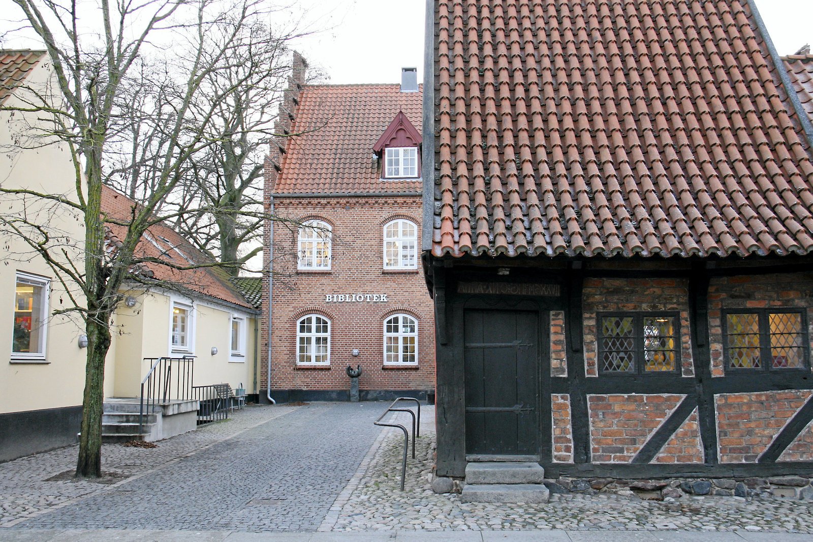 En 59-årig mand blev onsdag anholdt på Køge Bibliotek, efter en ansat opdagede foruroligende materiale på bibliotekets computer.