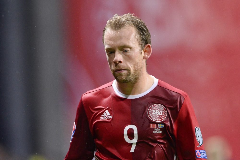 Et slag på knæet får landsholdsspilleren Michael Krohn-Dehli til at melde afbud til de kommende landskampe.