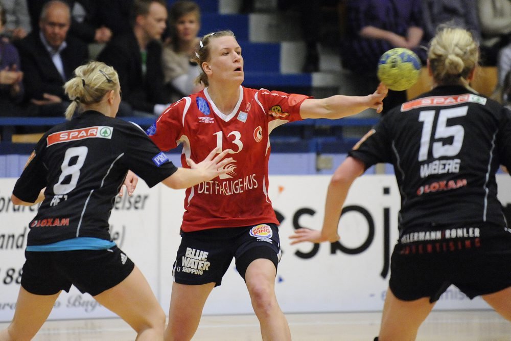 Mia Rej ærgrer sig, efter København Håndbold fik 28-28 i Nykøbing Falster, og der blev kastet ting på banen.