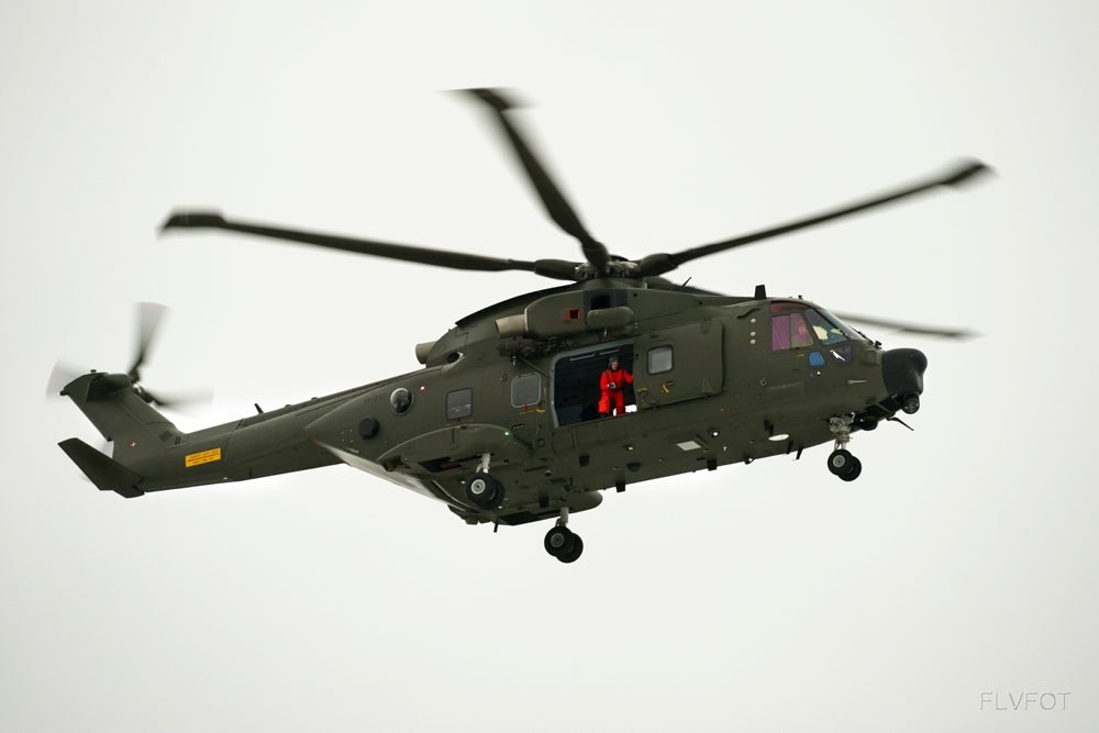 En nødlandet Merlin-helikopter står ifølge TV Midtvest stadig hvor den landede, da man ikke har fundet fejlen.
