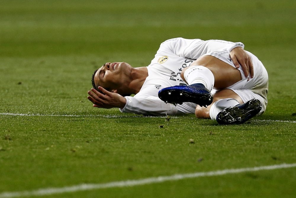 Cristiano Ronaldo har pådraget sig en muskelskade, men det er uvist, hvor længe den gør ham ukampdygtig.