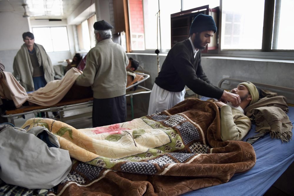 Først var der ingen meldinger om dræbte efter søndagens jordskælv i Pakistan. Mandag er seks bekræftet døde.