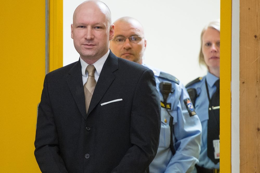 De indsatte kommer ikke til at tale med Anders Breivik, men han må gerne gå rundt, siger fængselstalsmand.