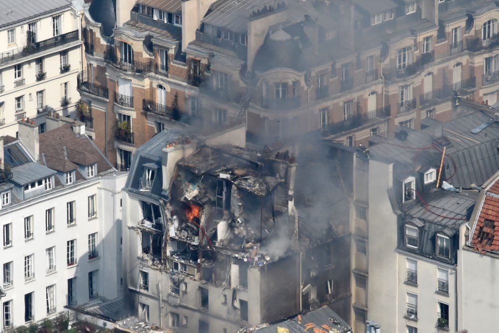 Den øverste etage og taget er blæst af ejendom i det centrale Paris efter en gaseksplosion fredag.
