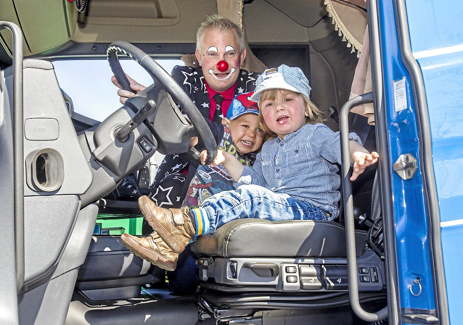 Lastbiler For Børn og klovnen Njetski besøger Hillerød Hospital.