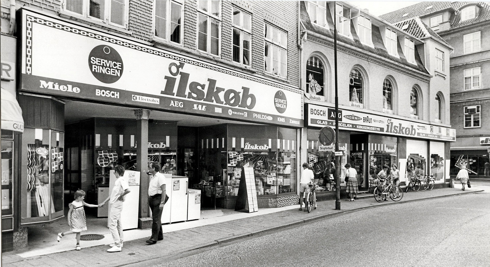 Sådan så Ilskøb ud efter 1971, hvor forretningen udvidede og flyttede fra den ene side af Slotsgade til den anden. Butikken lå nu på Slotsgade 7-9. Billedet er fremskaffet af Lokalhistorisk Arkiv på Hillerød Bibliotek. Foto: Steen Wrem. Sådan så Ilskøb ud efter 1971, hvor forretningen udvidede og flyttede fra den ene side af Slotsgade til den anden. Butikken lå nu på Slotsgade 7-9. Billedet er fremskaffet af Lokalhistorisk Arkiv på Hillerød Bibliotek. Foto: Steen Wrem.