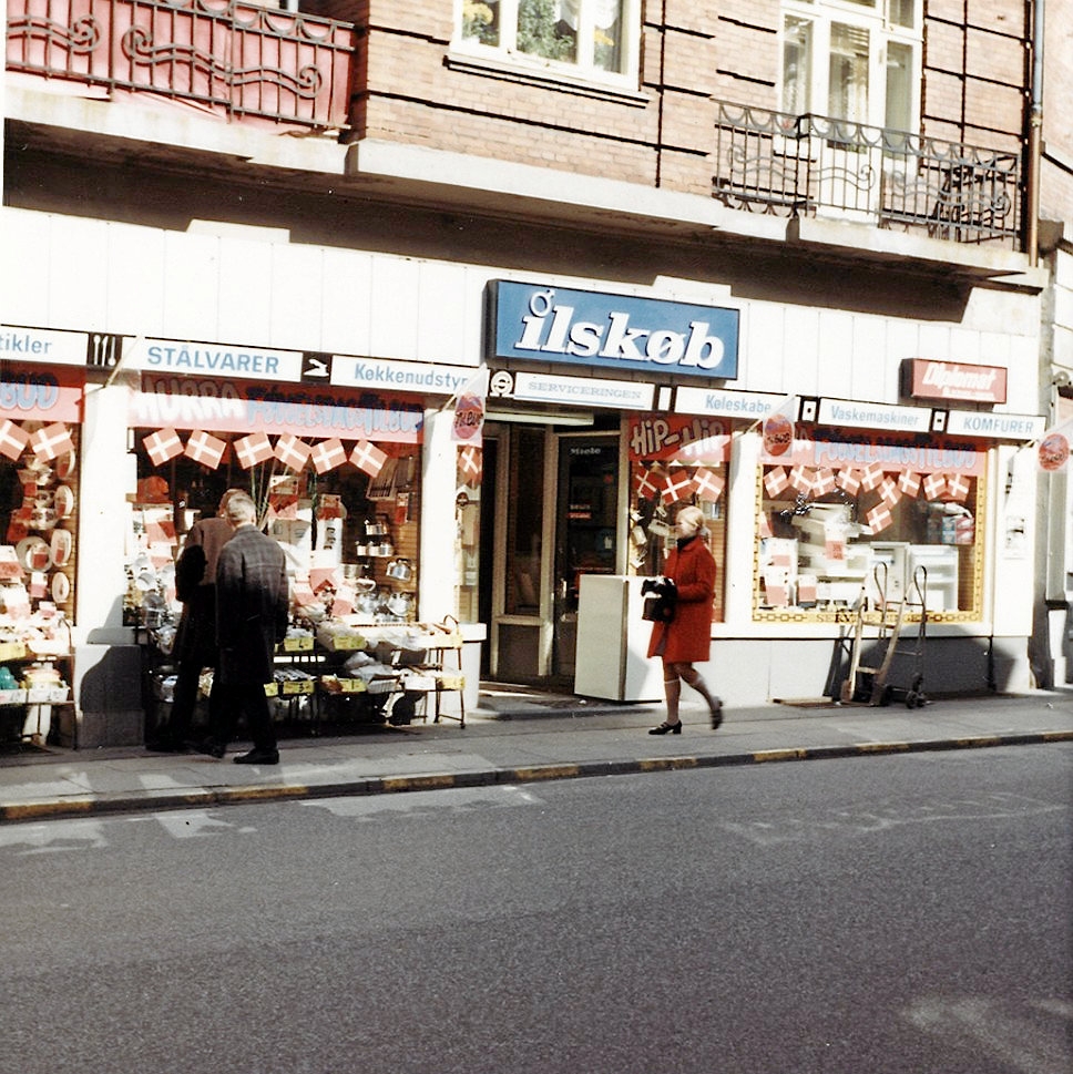 Da Ilskøb første gang slog dørene op i 1961 var det på Slotsgade 8. Billedet her er fra Lokalhistorisk Arkiv på Hillerød Bibliotek. Da Ilskøb første gang slog dørene op i 1961 var det på Slotsgade 8. Billedet her er fra Lokalhistorisk Arkiv på Hillerød Bibliotek.