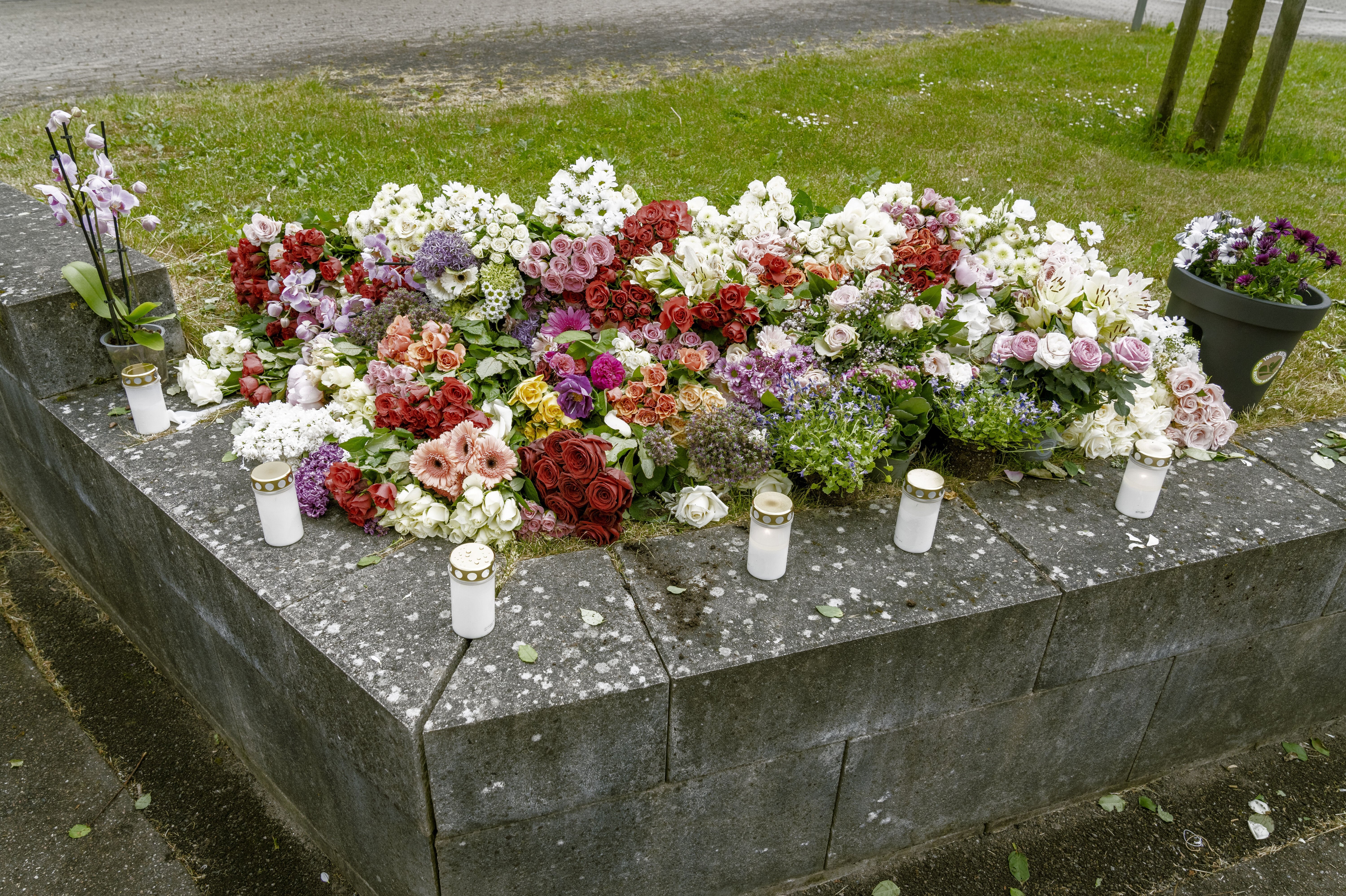 Der er blevet lagt blomster til minde om den 15-årige dreng, der onsdag blev knivdræbt ved et husstoppested i Husum. Søndag afholder lokale indbyggere et fakkeloptog, der starter klokken 18.30 med et minuts stilhed. (Arkivfoto).