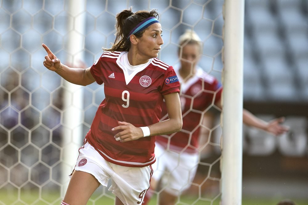 De danske fodboldkvinder vandt hjemme 4-0 over Slovakiet og ligger godt til i jagten på EM-slutrunden.