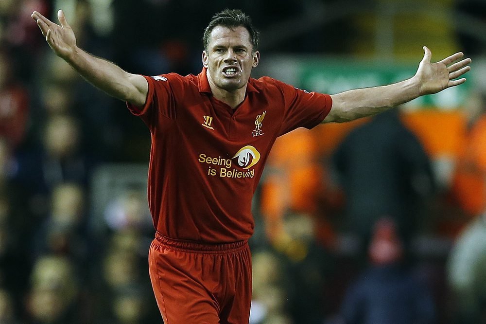 Jamie Carragher er ude med riven efter forkælede engelske fodboldspillere i sin klumme i avisen Daily Mail.