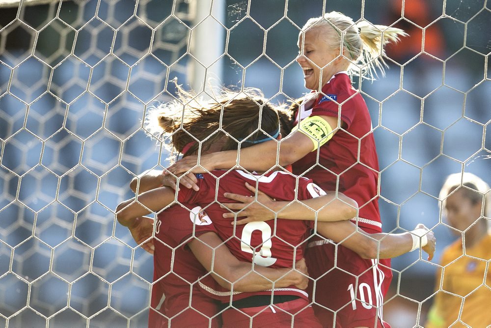 4611 tilskuere var på plads i Viborg, da Danmarks kvindelandshold gav Polen en fodboldlektion af de store.