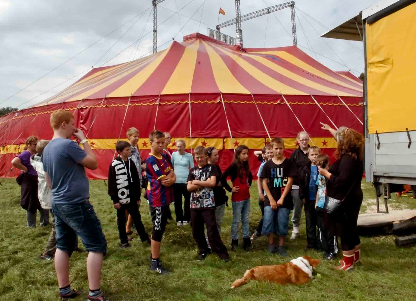 Cirkusset nød godt af skænderiet med Varde Kommune om, hvor der måtte hænge plakater under dronningebesøg.