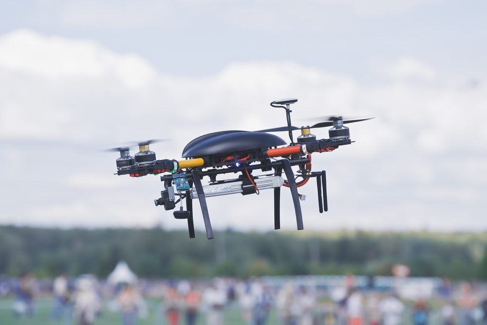 Droner overtager stadigt flere opgaver. Nye regler skal styrke professionelles brug og hindre private ulykker.