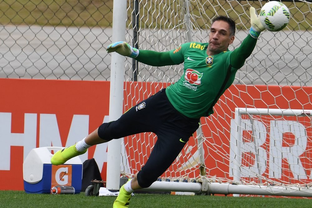 Målmand Fernando Prass er ude med en albueskade, og han afløses i den brasilianske OL-trup af Weverton.