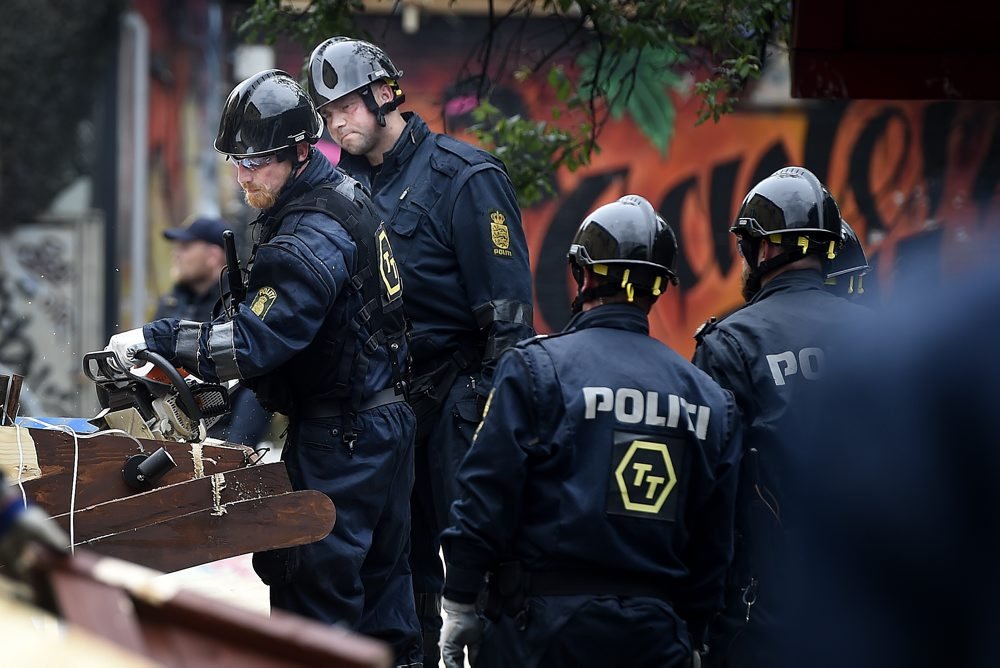 En massiv eftersøgning er natten til torsdag i gang i København efter skyderi, hvor en betjent er hårdt såret.