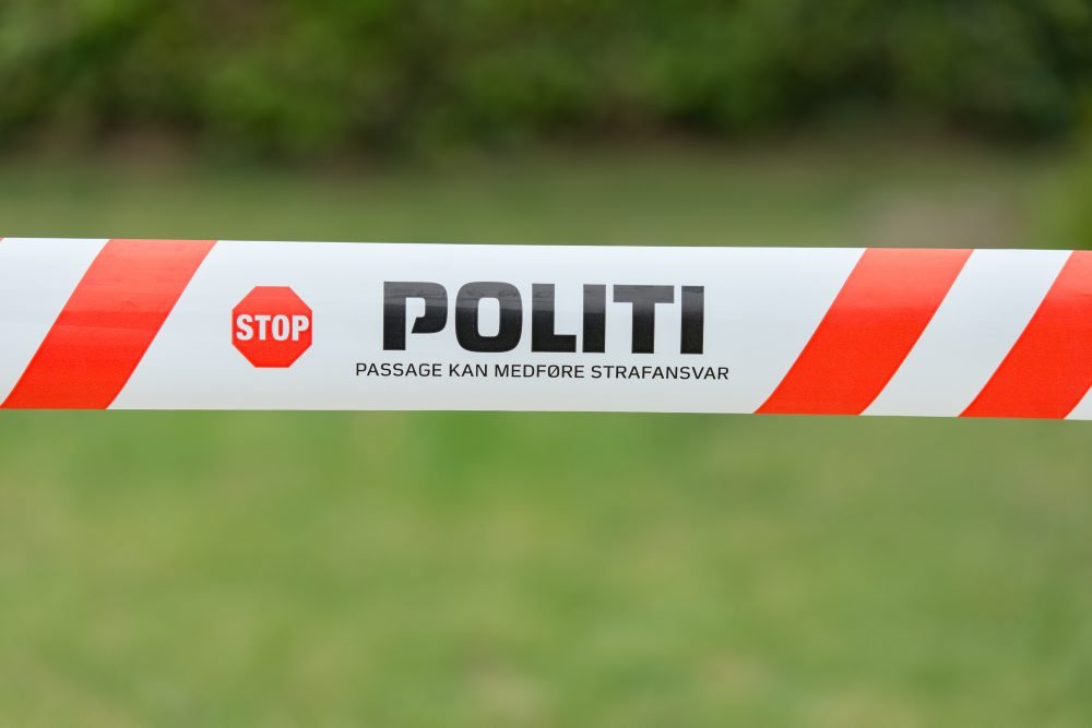 To personer på en knallert har angiveligt skudt mod en personbil ved Rosengårdcenteret torsdag aften.