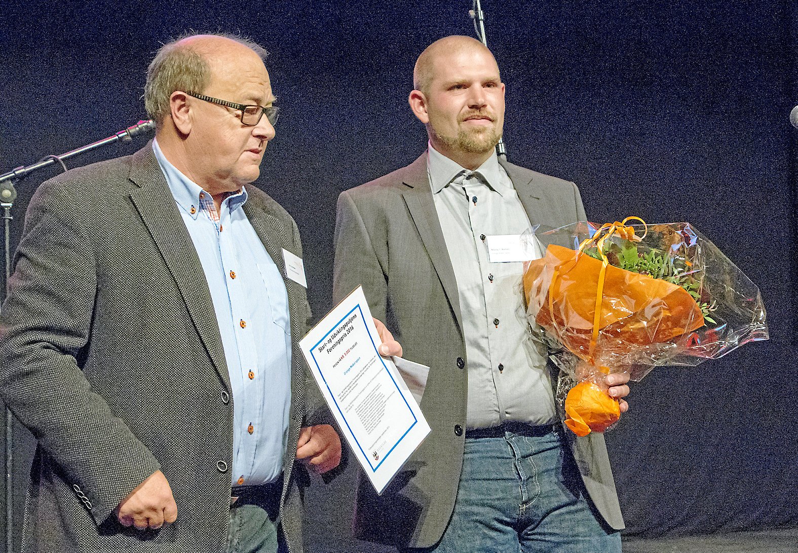 Tidligere formand for Roskilde Idræts Union, John Jacobsen (tv), er død. Her ses han, mens han som formand for folkeoplysningsudvalget overrakte en pris til Nikolaj T. Nielsen fra Orange Makers.