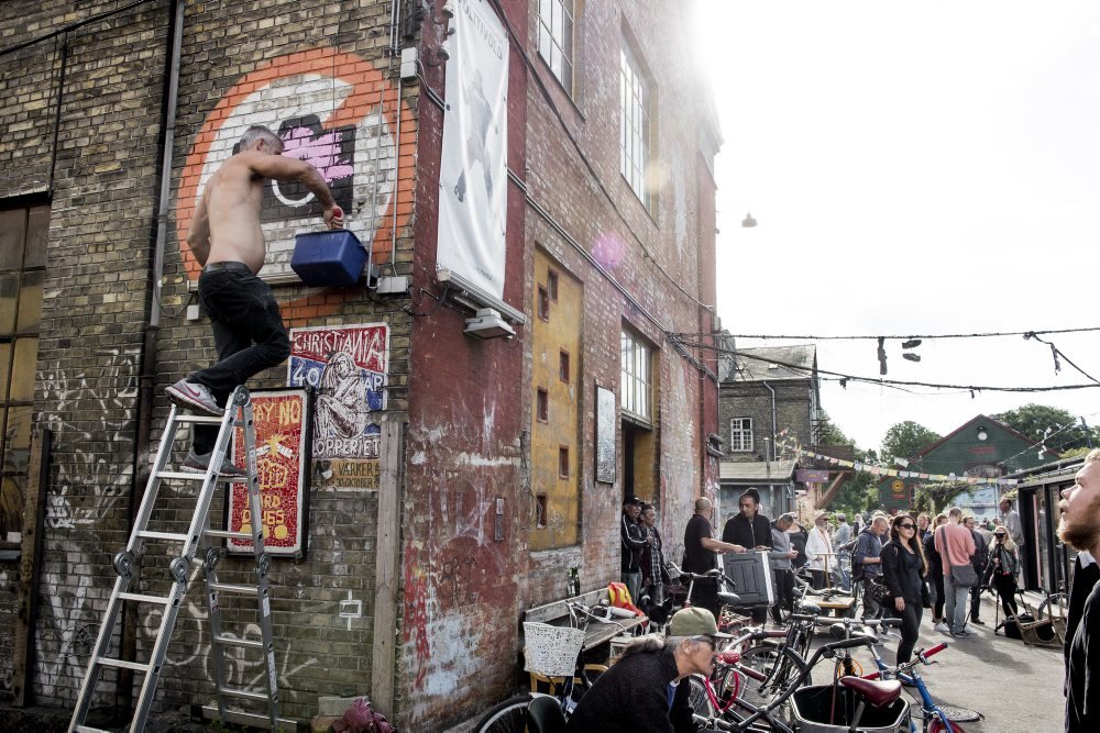 Hashboderne på Christiania er ikke blevet genopstillet, men hashsalget foregår stadig, siger talsmand.