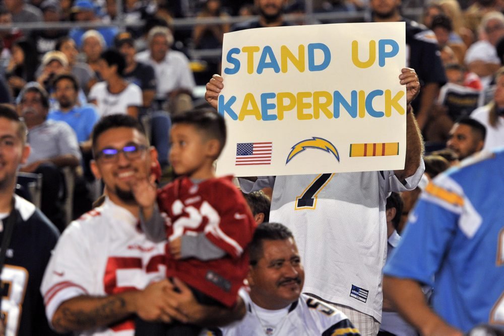 Colin Kaepernick blev mødt af buhråb, da han igen nægtede at rejse sig for den amerikanske nationalhymne.