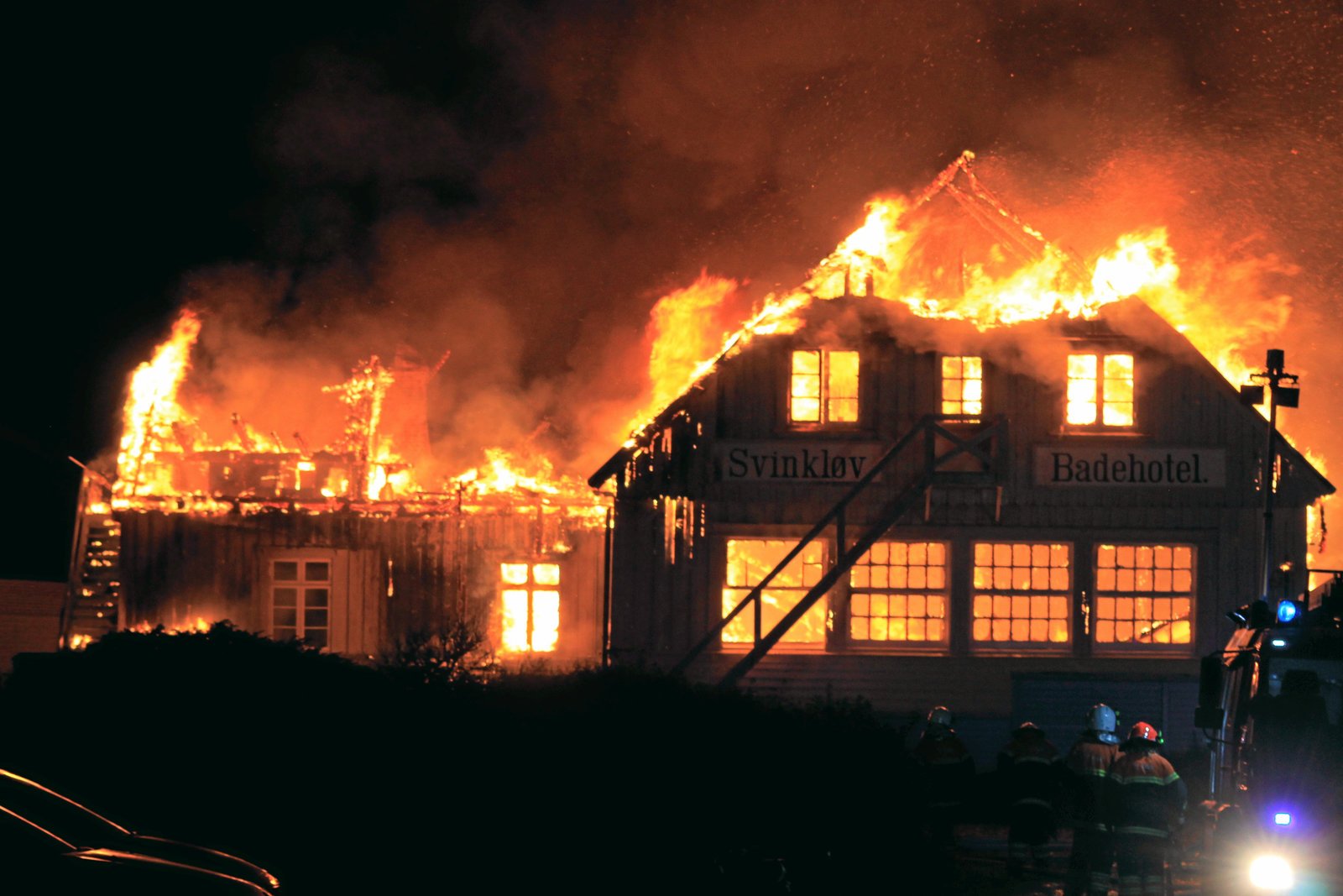 Svinkløv Badehotel er brændt ned til grunden, oplyser politiet. Branden brød ud i kælderen klokken 00.48.