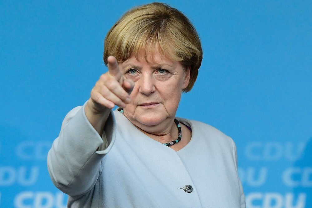 Angela Merkel har orienteret partiledelsen i det konservative CDU-parti om, at hun fortsætter som partileder.