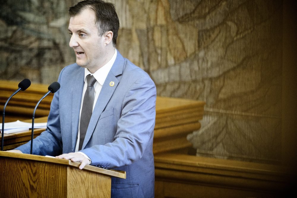 DR skal spare omkring en milliard kroner, mener Dansk Folkeparti, som vil af med DR3 og sælge TV2.