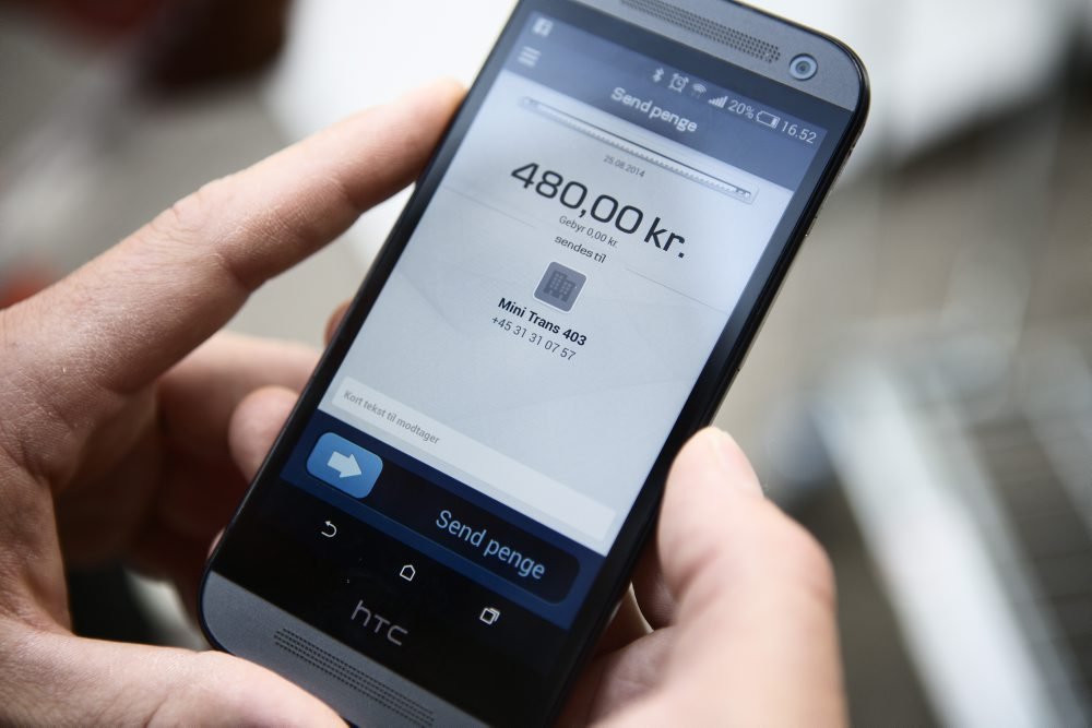 Supermarkedskæden Rema 1000 skal have skiftet alle sine terminaler ud, så kunderne kan betale med MobilePay.