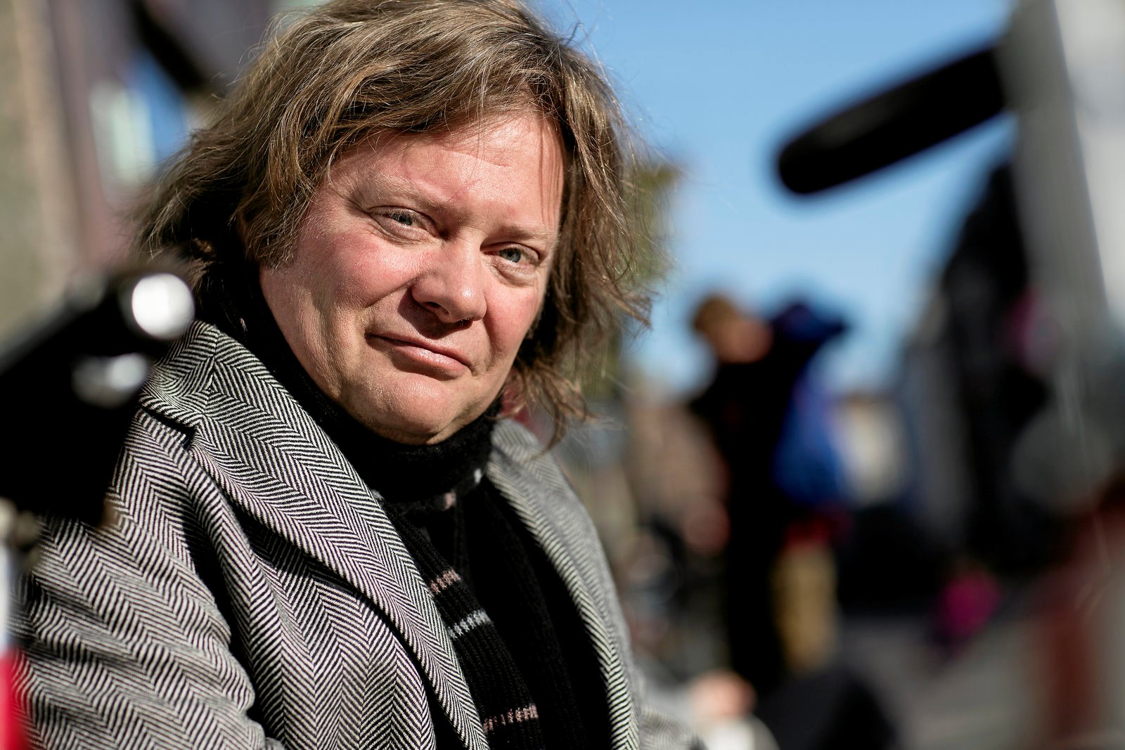 Med et provokerende og direkte sprog blev Jan Sonnergaard talsperson for en rå realisme. Han blev 53 år.