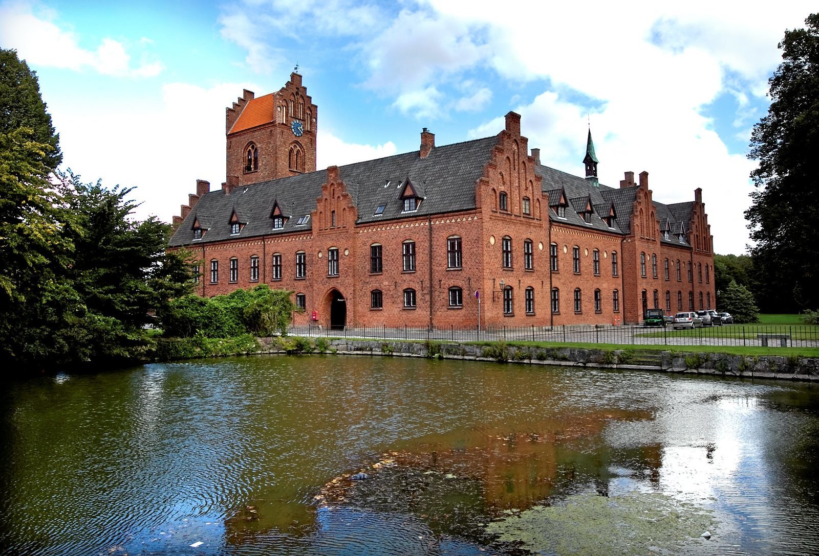 Dagseleverne plejer at møde op på Herlufsholm Skole iført deres skoleuniform. Nu bliver det frivilligt, om de ønsker at bære den på vej til skole.