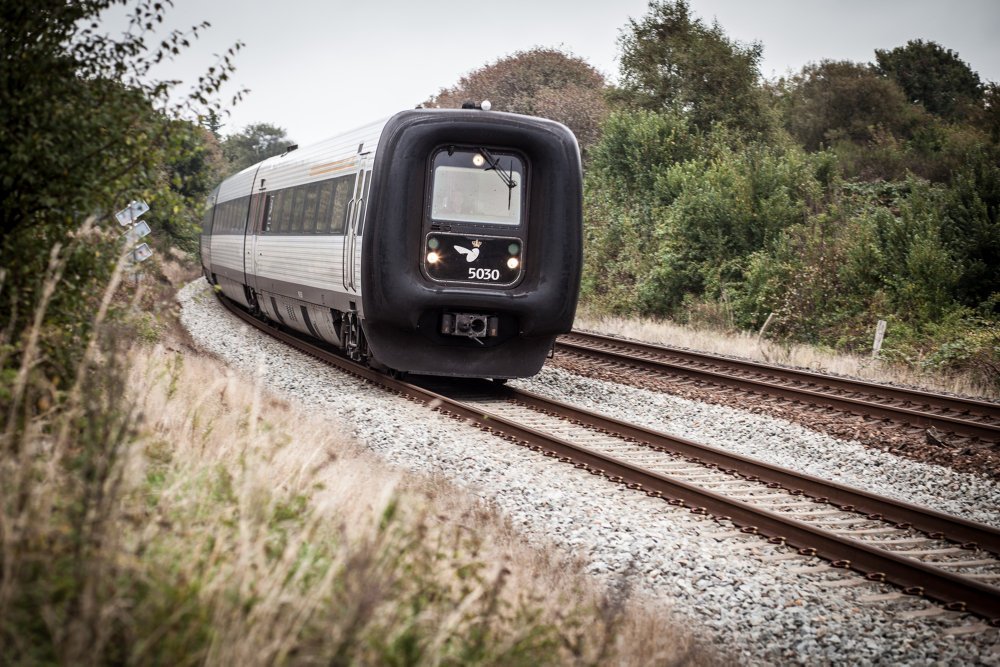 Togbusser blev sat ind mellem Roskilde og Høje Taastrup. Ved Trekroner Station blev en mand påkørt og dræbt.