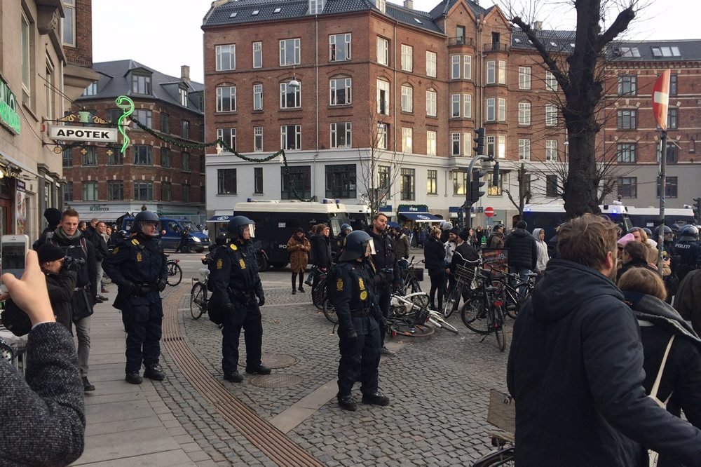 Politiet har lørdag været i nærkontakt med to demonstrationer på Nørrebro i København.