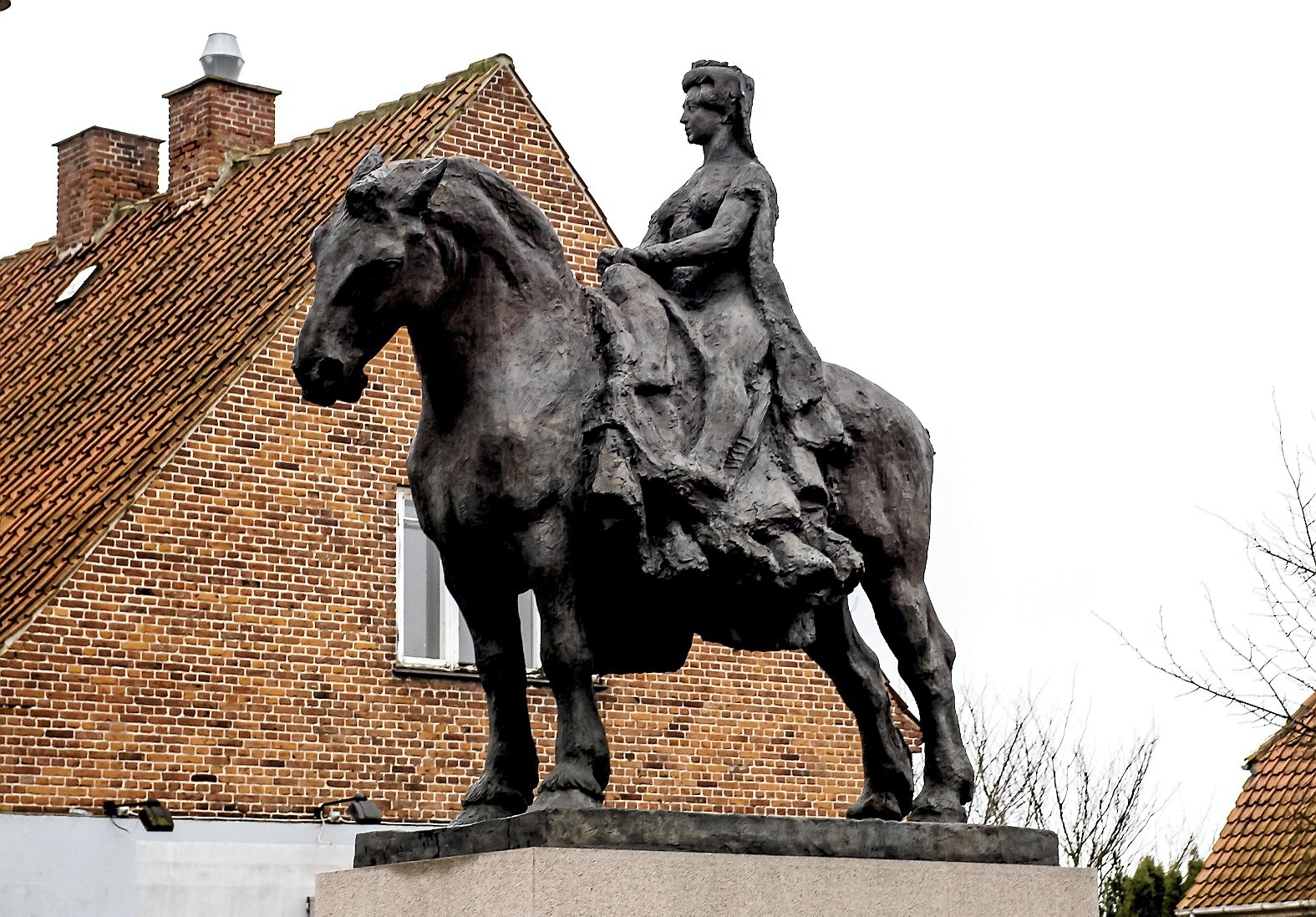 Steffen Hansen var med til at få færdiggjort Anne Marie Carl-Nielsens rytterstatue af Dronning Margrete I, som siden 2006 har stået på Københavnsvej i Roskilde foran Ro's Torv. - Mie Neel Steffen Hansen var med til at få færdiggjort Anne Marie Carl-Nielsens rytterstatue af Dronning Margrete I, som siden 2006 har stået på Københavnsvej i Roskilde foran Ro's Torv.