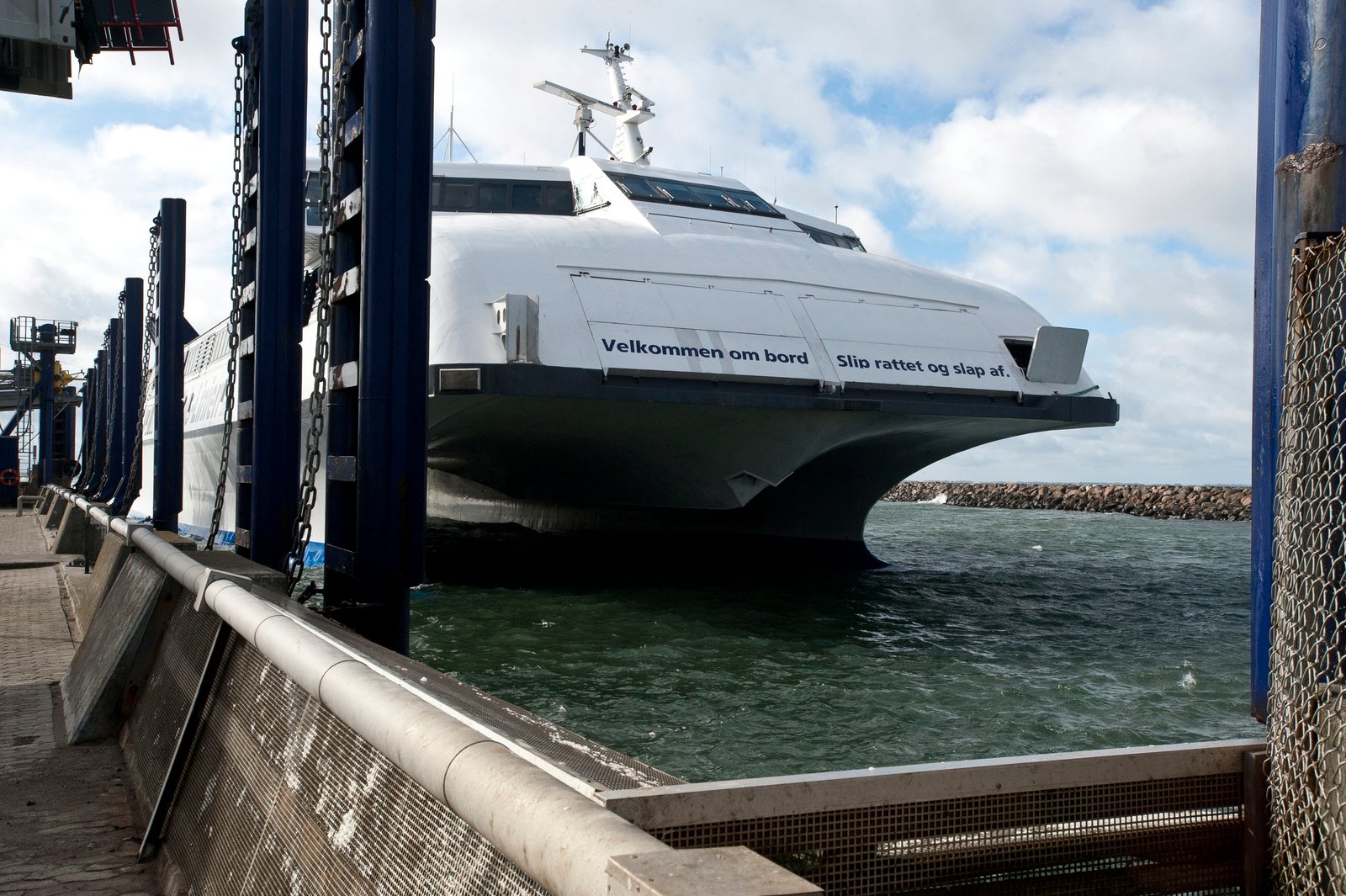 Lukning af Kalundborg-Aarhus-ruten er ikke nok. Mols-Linien kan trimmes yderligere, mener eksperter.