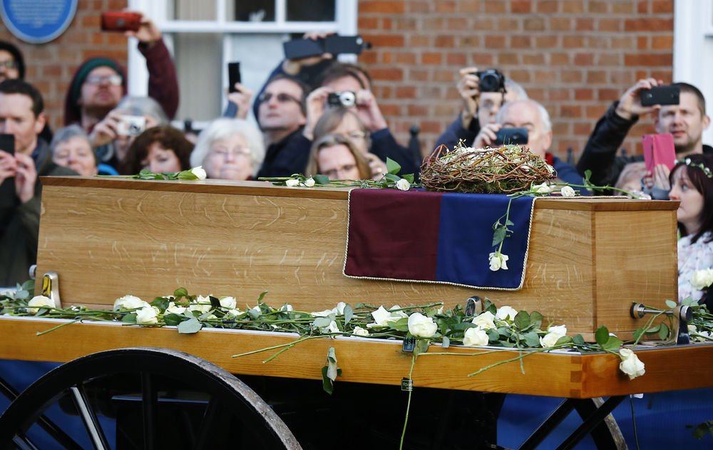 Richard III's jordiske rester er fundet, og nu bisættes han med pomp og pragt i Leicester.