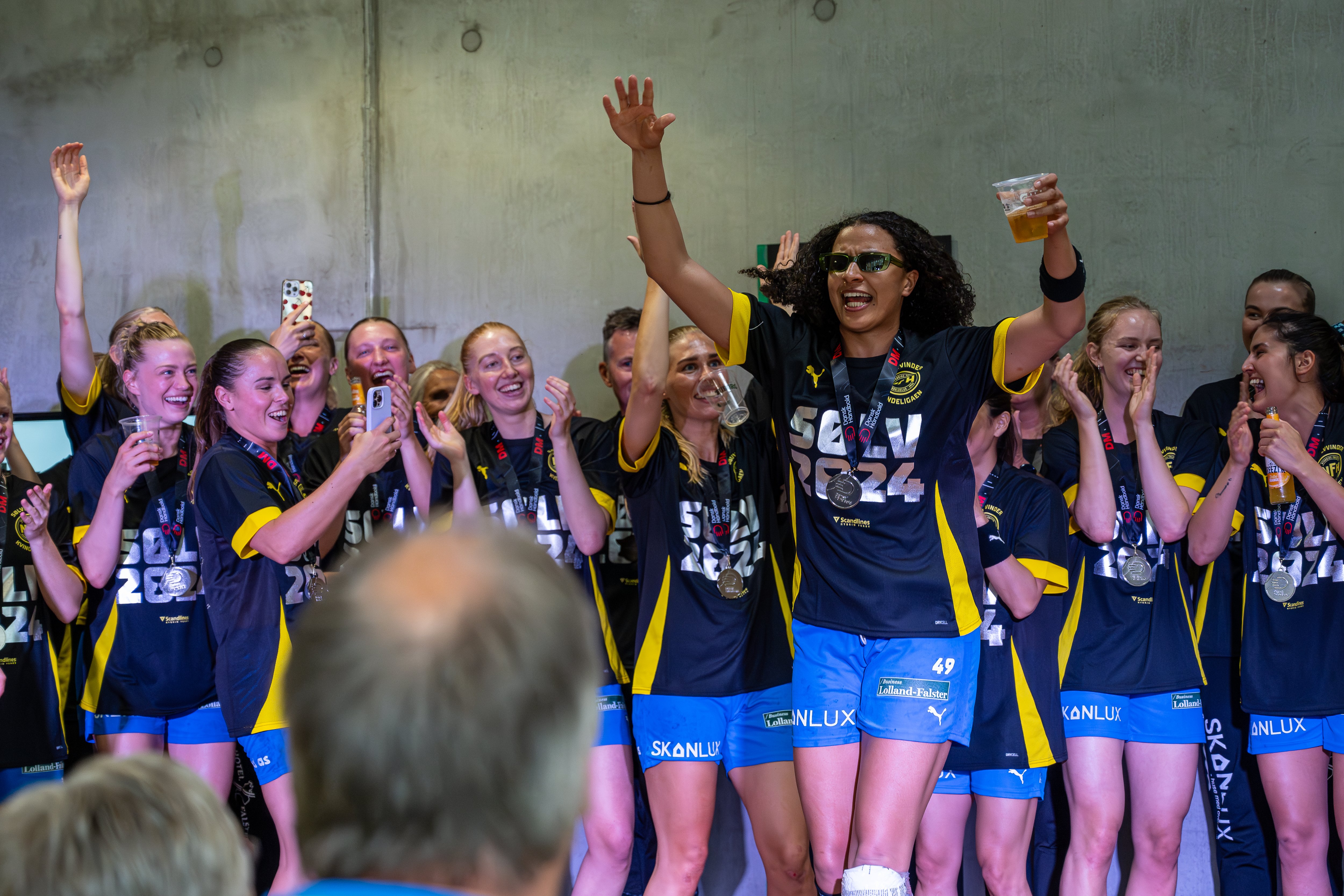 Nykøbing-spillerne festede, som havde de vundet DM-titlen. Det  gjorde de ikke. Som trøjerne forkynder, måtte de nøjes med sølvmedaljer.
