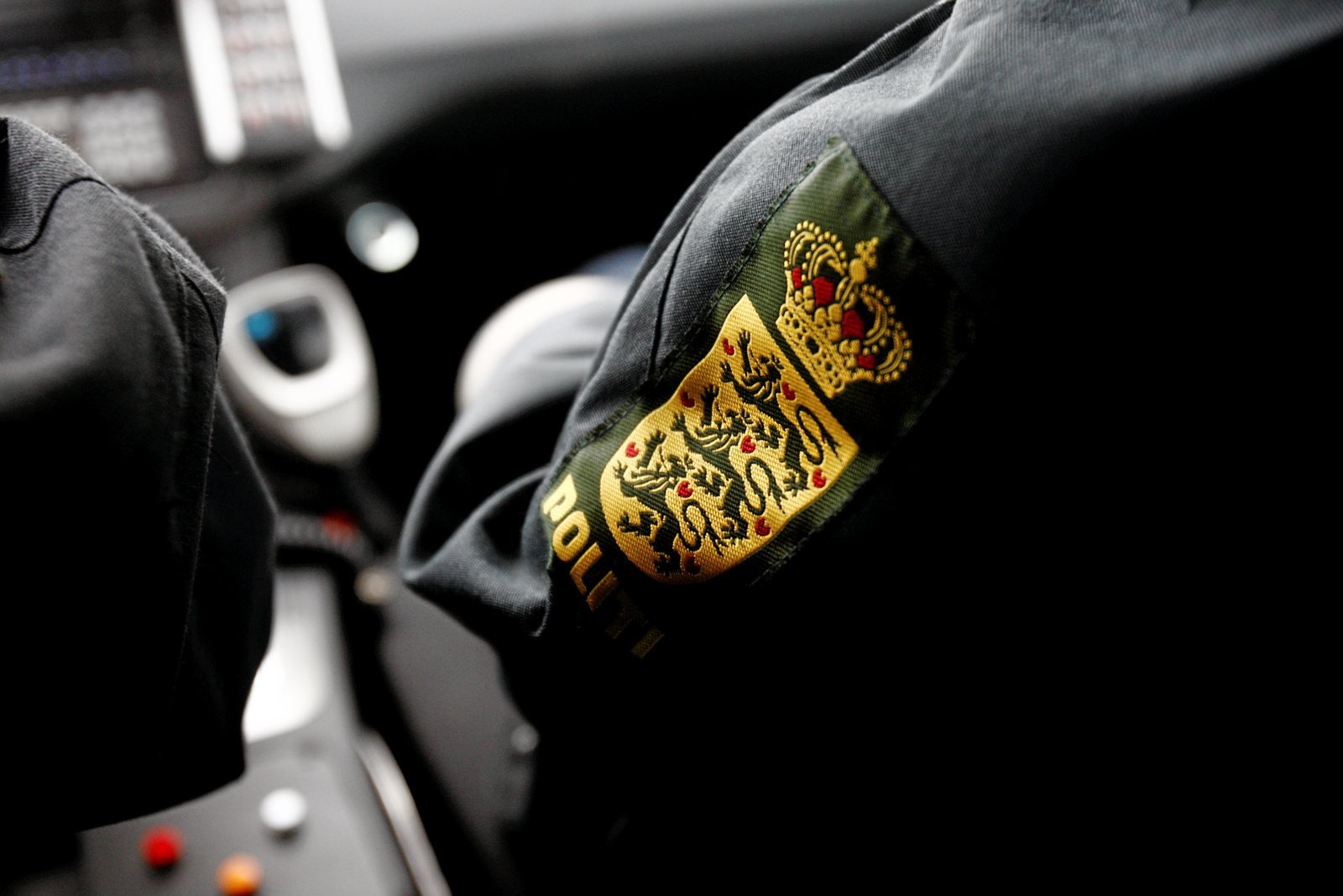 Den 33-årige mand, der i marts blev anholdt og sigtet for at være ham, der har spredt skræk og rædsel i Nykøbing med sine natlige besøg hos sovende kvinder, er fortsat fængslet.