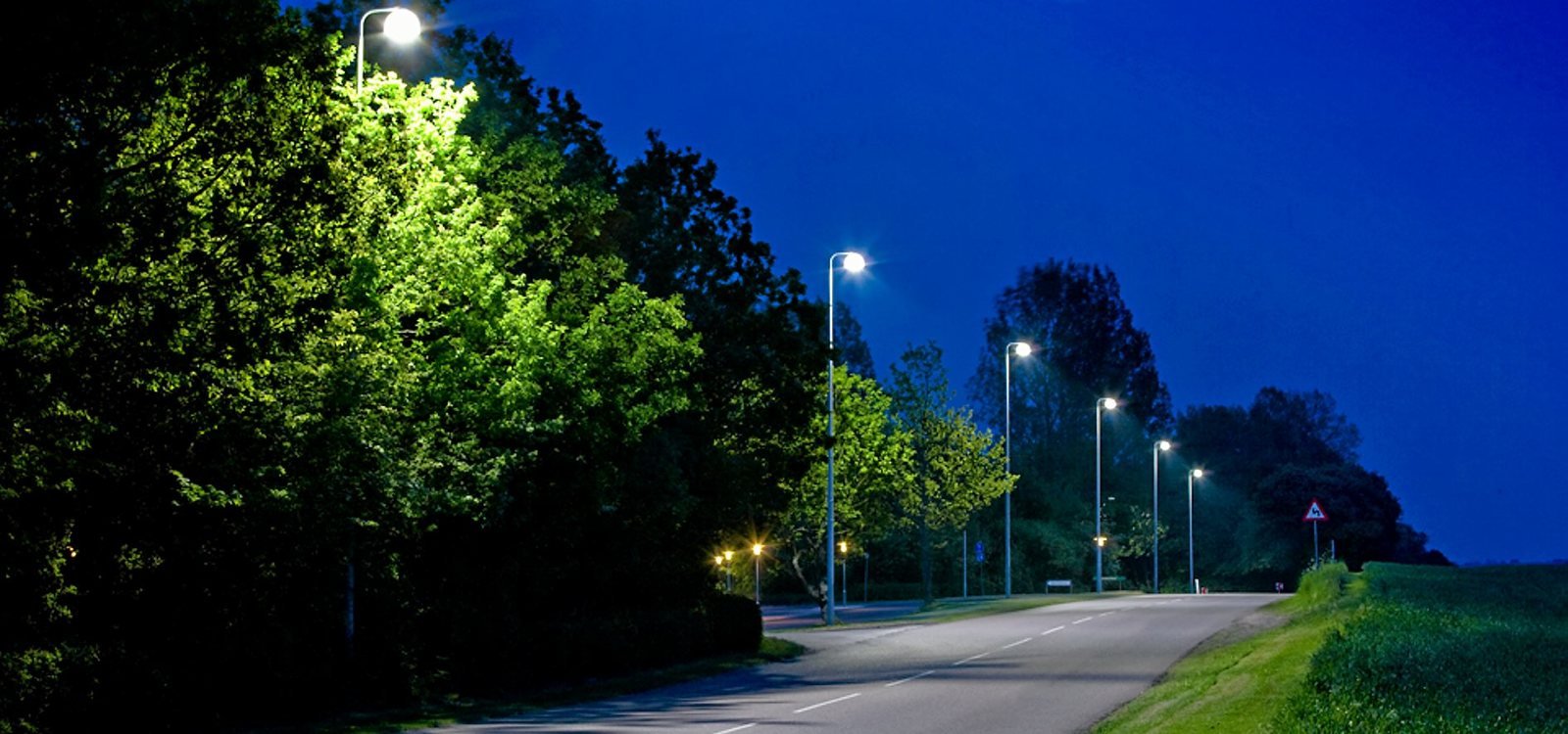 Mange har påpeget, at det føles utrygt at skulle gå f.eks. fra togstationen og hjem, når man bor i byerne og gadelamperne er slukkede, skriver kandidaten.