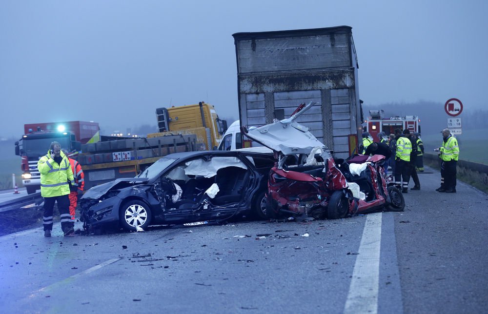 Alvorlig dødsulykke skaber kilometerlange motorvejskøer på E45. Oprydningsarbejdet trækker ud.