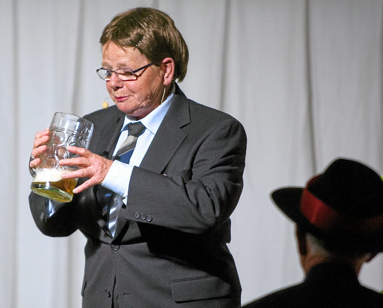 På scenen i ældrecentrets revy spillede Anna Sofie Morell blandt andet rollen som Lars Løkke Rasmussen. På scenen i ældrecentrets revy spillede Anna Sofie Morell blandt andet rollen som Lars Løkke Rasmussen.