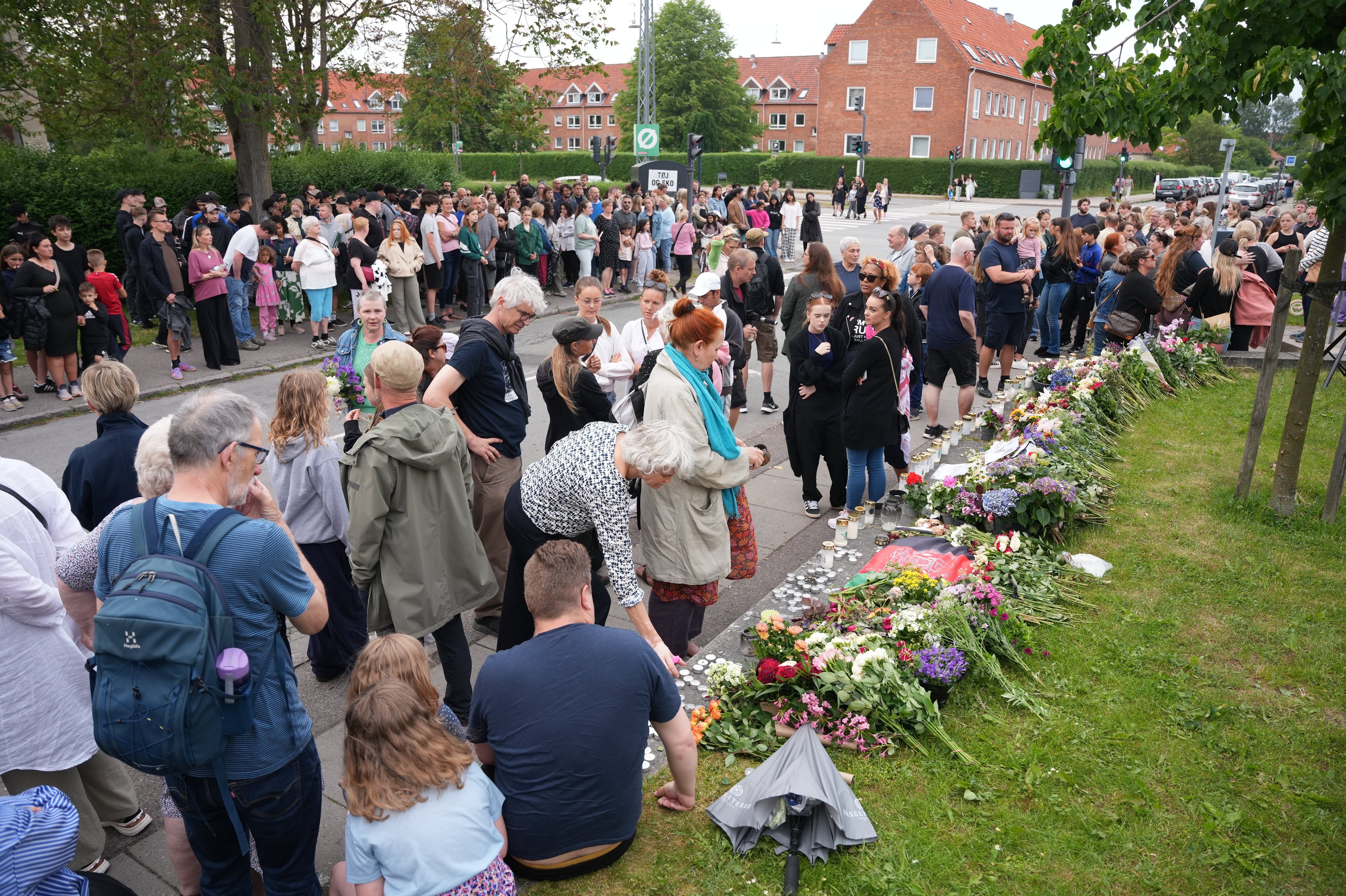 Borgere i Husum samles i et fakkeloptog søndag. De vil sende et signal om, at våben og vold ikke har nogen plads i bydelen, efter at en 15-årig blev knivdræbt onsdag eftermiddag.