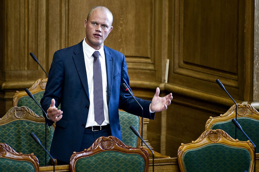 Det bliver Peter Christensen, der ikke sidder i Folketinget, der afløser Carl Holst som forsvarsminister.
